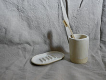 Charger l&#39;image dans la galerie, my-hungry-valentine-ceramics-bathroomset-cream-toothbrush
