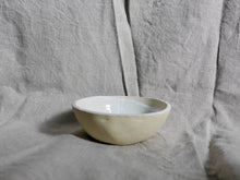 Charger l&#39;image dans la galerie, my-hungry-valentine-ceramics-bowl-nt-crazyglosswhite-side
