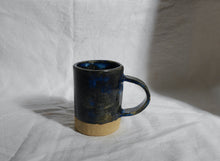 Charger l&#39;image dans la galerie, Coffee or tea mug - Sandy clay - Cloudy Midnight Blue
