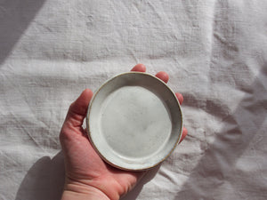 myhungryvalentine-studio-ceramics-simple-plate-11-cloudywhite-top-hand