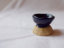 Charger l&#39;image dans la galerie, myhungryvalentine-studio-ceramics-unique-jewellerycup-midnightblue-natural-side
